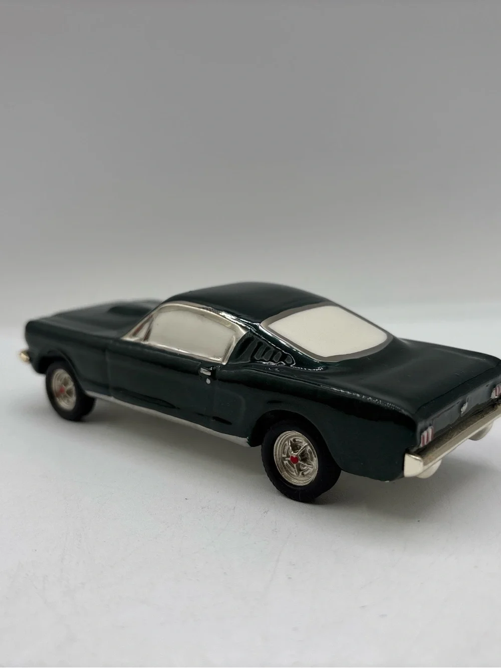 Dept 56 2004 Vintage SVCC 1965 Ford Mustang 2+ 2 Fastback Custom 56.55537 Retire